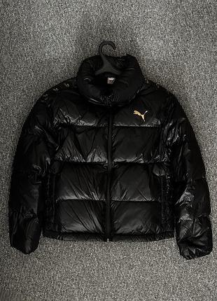 Зимняя дутая куртка puma черная с золотым логотипом / короткий пуховик