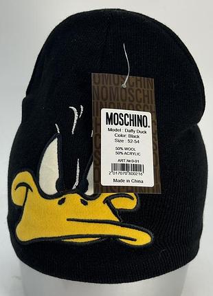 Шапка для хлопчиків moschino чорна з аплікацією daffy duck 50% вовна, 50% акрил