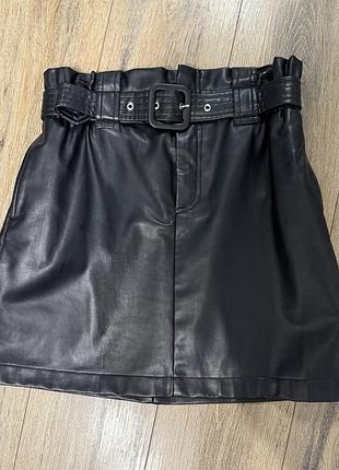 Жіноча спідниця zara з екошкіри чорна