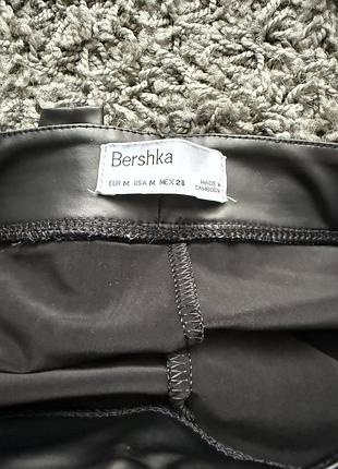Лосіни жіночі bershka з екошкіри чорні розмір м