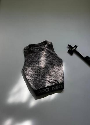 Жіночий спортивний топ nike pro в сірому кольорі, розмір м