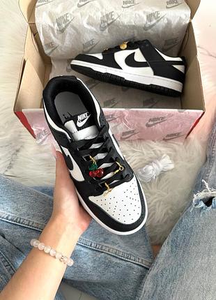 Nike sb dunk low black white charm 3