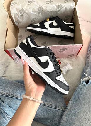 Nike sb dunk low black white charm 4