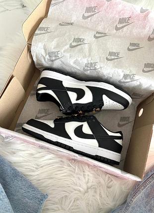 Nike sb dunk low black white charm 8