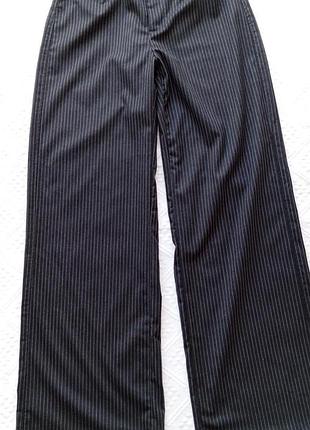 Женские брюки bershka в тонкую полоску (pinstripe) с широким или прямым кроем от бедра темно серого цвета размер м