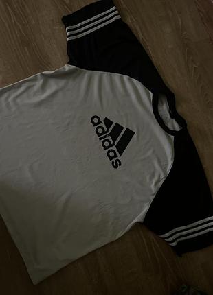 Футболка чоловіча adidas біла з чорними рукавами
