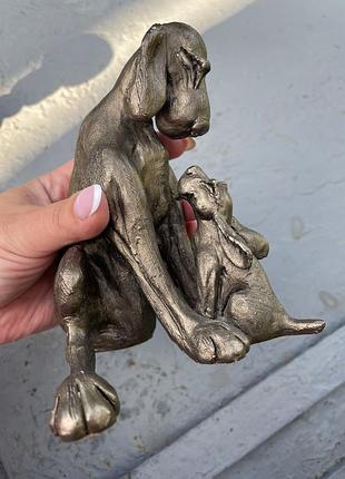 Бронзова статуетка «amber with pup» (frith sculpture) за ескізом harriet dunn, англія