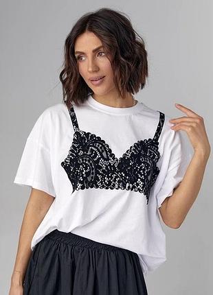 Футболка oversize прикрашена принтом у вигляді мереживного ліфа lurex білий з чорним