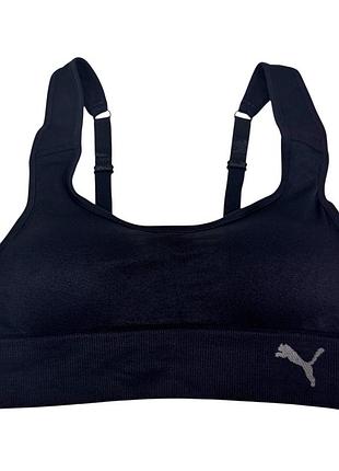 Черный бесшовный спортивный топ от puma с логотипом на эластичной ленте снизу.