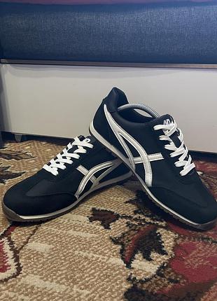 Кросівки жіночі asics чорні з білим, розмір 39