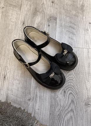 Туфлі для дівчинки miu miu лаковані чорні 2