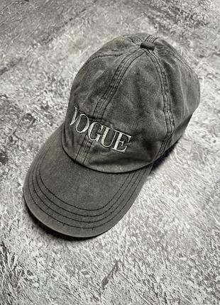 Сіра бавовняна бейсболка з вишитим білим написом vogue у вінтажному стилі