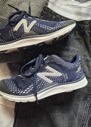 Синие женские кроссовки new balance fuelcore agility v2 (модель с текстильным плетеным верхом и белым подошвовым амортизатором).