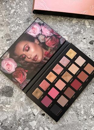 Палетка тіней для очей rose gold remastered palette