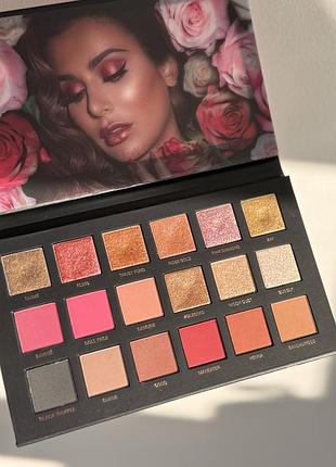 Палетка тіней для очей rose gold remastered palette 2