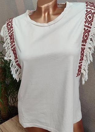Красивая футболка с бахромой