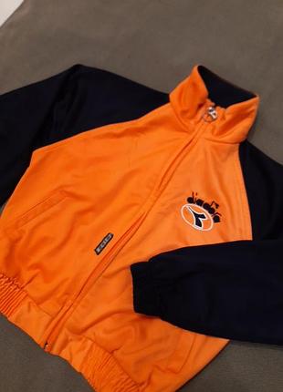Детская спортивная кофта,олимпийка бренда,diadora"щелочный эластик с начесом,воротник стойка.
4-5р./102-110см.