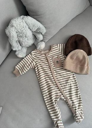 Чоловічок для хлопчиків zara + теплий комбез 1-3 місяців дуже в гарному стані шапочки 2 по 150 ,теплий боді + комбез 300 гривень 3