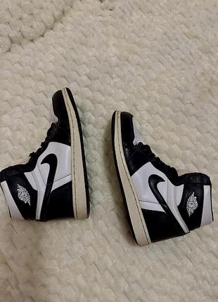 Жіночі кросівки nike air jordan 1 mid чорно-білі, р. 36