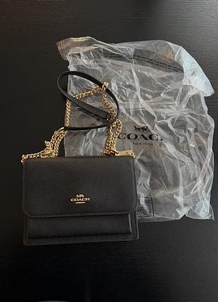Оригінальна сумка coach mini klare crossbody у чорному кольорі із золотою фурнітурою.
