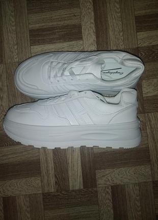 Новые крутые кроссовки р.40