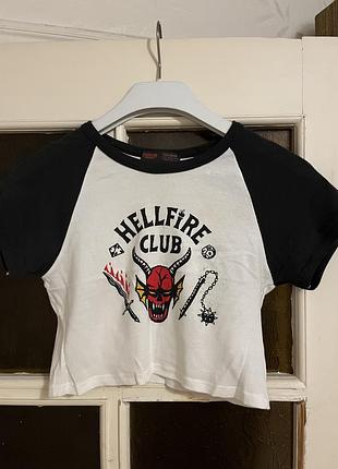 Жіноча футболка stranger things hellfire club біла з чорним