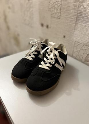 Кросівки типу adidas чорного кольору 36 розмір