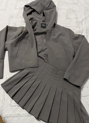 Жіночий костюм zara зі спідницею, сірий