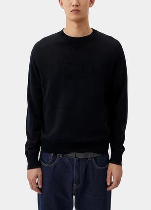 Вязаный свитер emporio armani с фактурным тисненым логотипом на груди.