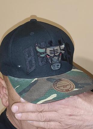 Стильная оригинал черная бейсболка snapback от mitchell &amp; ness с вышитым логотипом chicago bulls и камуфляжным козырьком в стиле woodland.