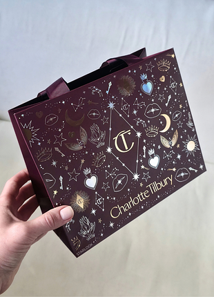 Подарочный пакет charlotte tilbury из дизайнерского картона бордовый 22 x 18 x 8 см