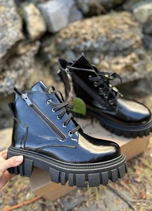 Стильні чорні лакові черевики на тракторній підошві