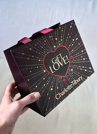 Подарунковий пакет charlotte tilbury з дизайнерського картону бордовий 22 x 18 x 8 см