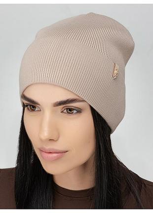Женская лаконичная молочная вязаная шапка