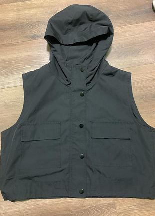 Укорочений чорний жилет вітровка з капюшоном ( стиль карго/техвер ) l xl🖤