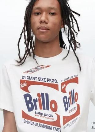 Белая футболка от бренда uniqlo из линейки ut, созданная в коллаборации с фондом энди воргола. размер xs-s.