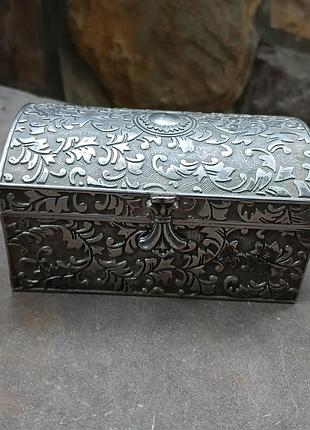 Декоративная интерьерная шкатулка для украшений.