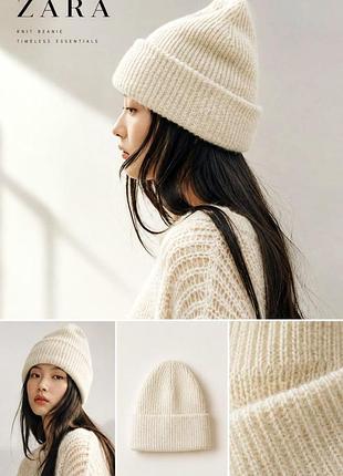 Нежная вязаная шапка бини молочного цвета от бренда zara