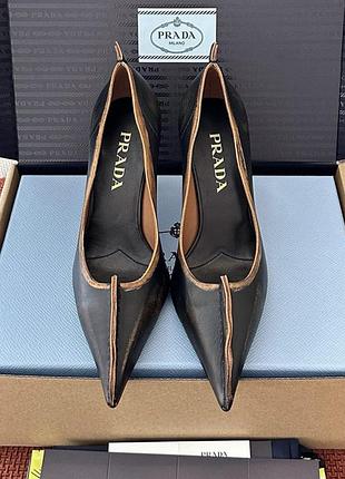 Туфлі жіночі antiqued leather pumps p r a d a
