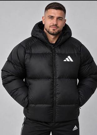 Чоловічий зимовий пуховик adidas — стильна, тепла та практична модель у сучасному мінімалістичному дизайні.