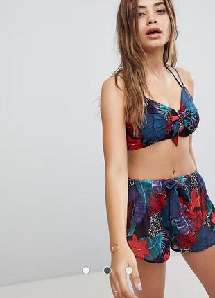 Топ на завязках с тропическим принтом от missguided
