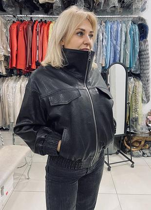 Шкіряна жіноча куртка з високою стійкою бомбер джамбо