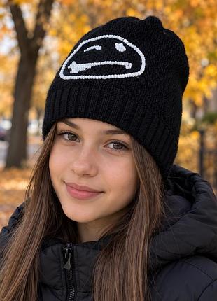 Шапка зі смайликом з бісеру