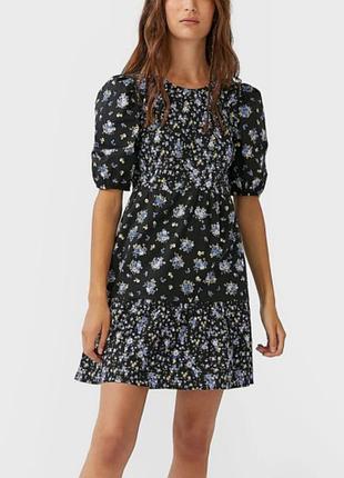 Коротка жіноча сукня stradivarius міні чорна з квітковим візерунком