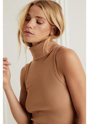 Песочный топ в рубчик с высокой горловиной/американка размер с m&amp;s collection x rosie huntington