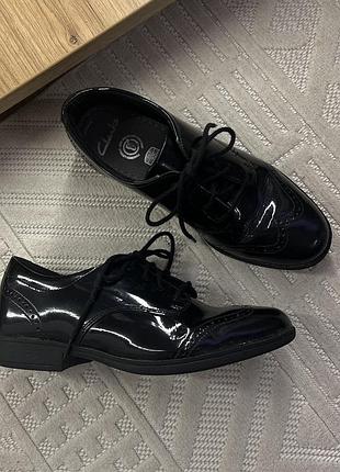 Чорні лакові туфлі clarks 36р , туфлі на злопчика 36р