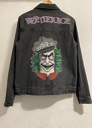 Джинсова куртка cakeworthy з вишивкою beetlejuice