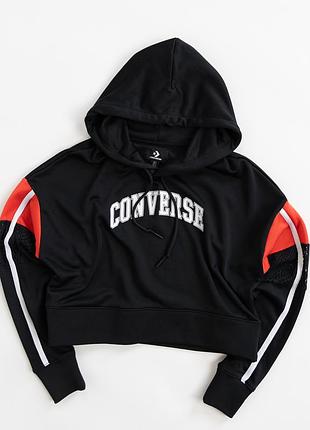 Жіноче, укорочене худі converse у чорному кольорі з контрастними, червоними та білими деталями на рукавах. модель має капюшон із зав’язками, довгі ру