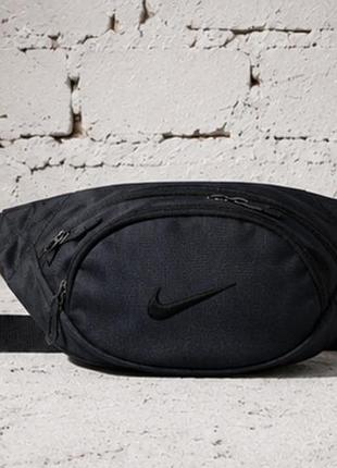 Мужская сумка на пояс. бананка nike. цвет: черный с принтом.