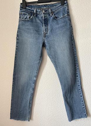Жіночі блакитні джинси levi’s 501 crop w28 l28 прямі укорочені з необробленим низом raw hem